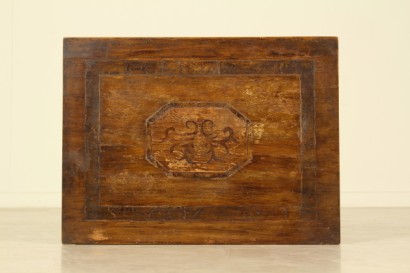 Tavolino-comodino intarsiato in stile