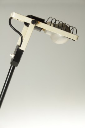 illuminazione di modernariato, lampada da tavolo artemide, produzione artemide, designer ernesto gismondi, modello sintesi, modello a morsetto, anni 70