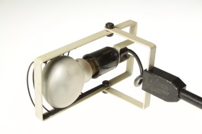 illuminazione di modernariato, lampada da tavolo artemide, produzione artemide, designer ernesto gismondi, modello sintesi, modello a morsetto, anni 70