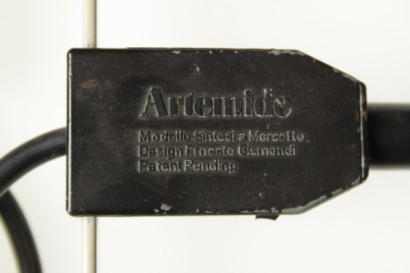 illuminazione di modernariato, lampada da tavolo artemide, produzione artemide, designer ernesto gismondi, modello sintesi, modello a morsetto, anni 70