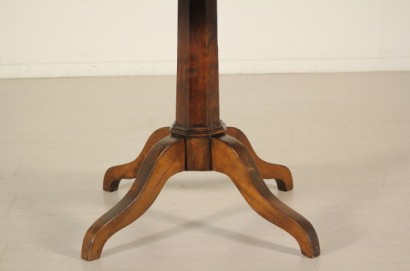 Achteckiger Tisch
