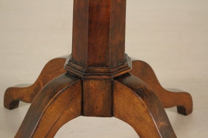 Achteckiger Tisch