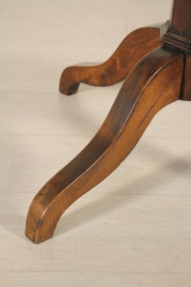 Achteckiger Tisch