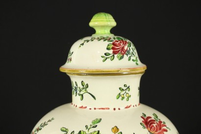 antiquariato, ceramiche, manifattura Molaroni Pesaro. vasi con coperchio, decorazioni floreali su vasi , ceramiche inizi 900