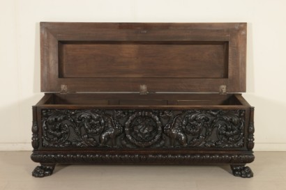 Cassapanca intagliata in stile