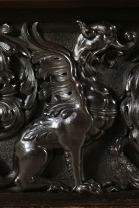 Cassapanca intagliata in stile