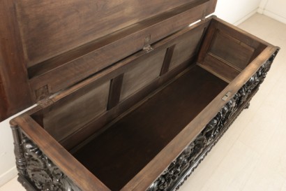 Cassapanca intagliata in stile