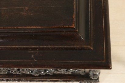 Cassapanca intagliata in stile