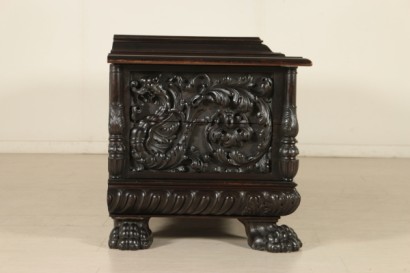 Cassapanca intagliata in stile