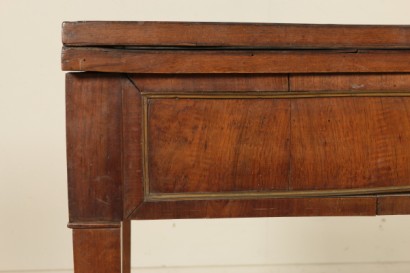 Particolare cornicette in legno ottonate Tavolino da gioco Impero