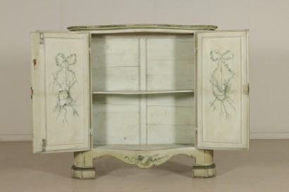 Dettaglio ante aperte credenza ante dipinte