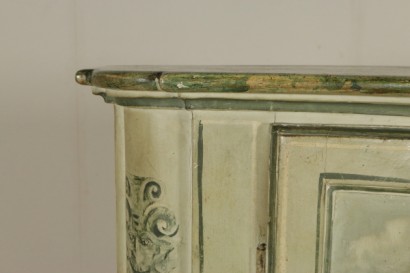 Dettaglio angolo credenza ante dipinte