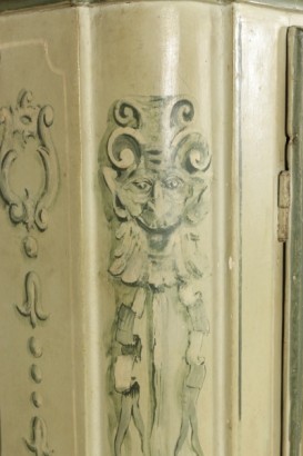 Dettaglio credenza ante dipinte