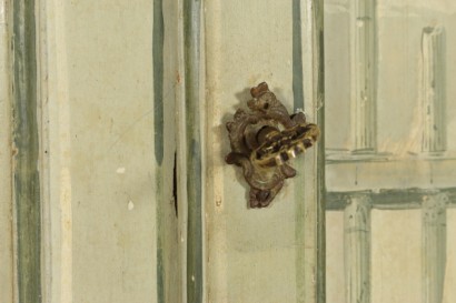 Dettaglio serratura con chiave credenza ante dipinte