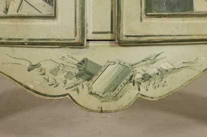 Dettaglio intagliato credenza ante dipinte