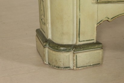 Dettaglio piede credenza ante dipinte