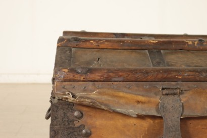 Particolare baule in cuoio