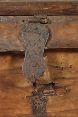 Particolare baule in cuoio