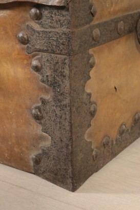 Particolare baule in cuoio