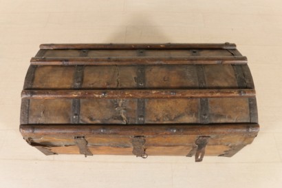 Particolare baule in cuoio