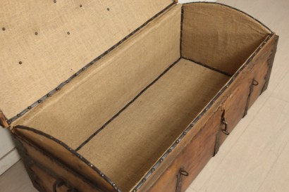 Particolare interno baule in cuoio