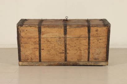 Particolare baule in cuoio