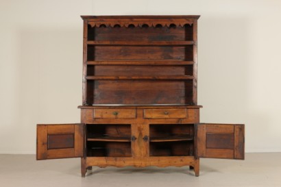 Particolare interni credenza con piattaia