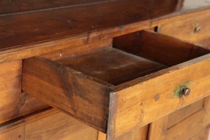 Particolare cassetto credenza con piattaia