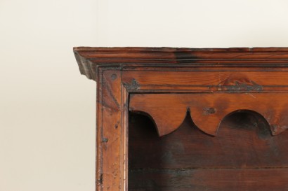 Particolare credenza con piattaia