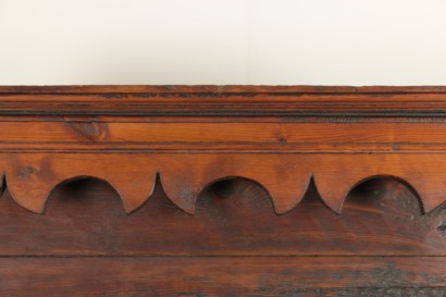 Particolare credenza con piattaia