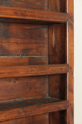 Particolare credenza con piattaia