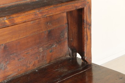 Particolare credenza con piattaia
