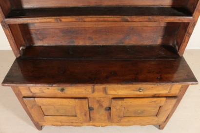Particolare credenza con piattaia