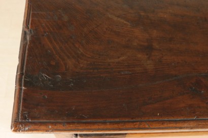 Particolare piano credenza con piattaia