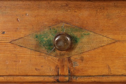 Particolare maniglia credenza con piattaia