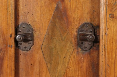 Particolare maniglia credenza con piattaia