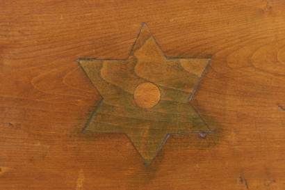 Particolare credenza con piattaia
