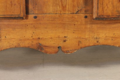 Particolare credenza con piattaia