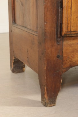 Particolare piede credenza con piattaia