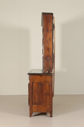 Lato credenza con piattaia