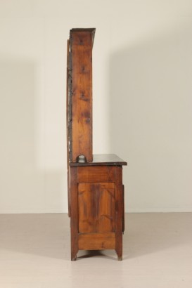 Lato credenza con piattaia