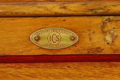 Particolare marchio Scrivania decò con sedia