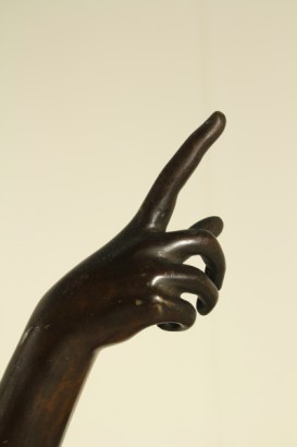 Particolare mano Statua in bronzo mercurio alato