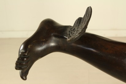Particolare piede Statua in bronzo mercurio alato