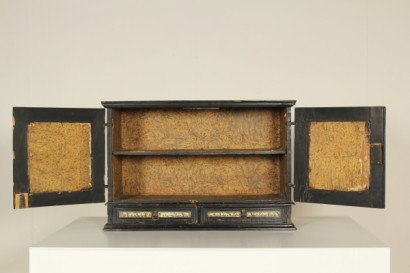 Particolare ante aperte Stipo ebanizzato