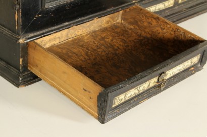 Particolare cassetto aperto Stipo ebanizzato