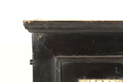 Particolare angolo Stipo ebanizzato