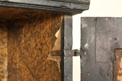 Particolare anta aperta Stipo ebanizzato