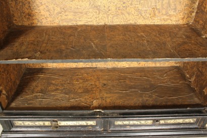 Particolare ripiani Stipo ebanizzato