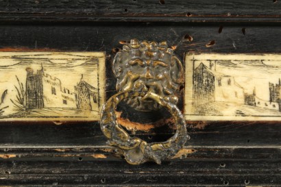 Particolare manico Stipo ebanizzato